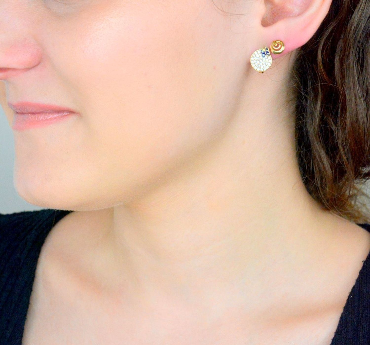 Złote kolczyki wkrętki ze wzorem zakręconej muszli KL 7362- 333.jpg